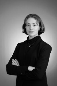 Headshot Esther Launstein